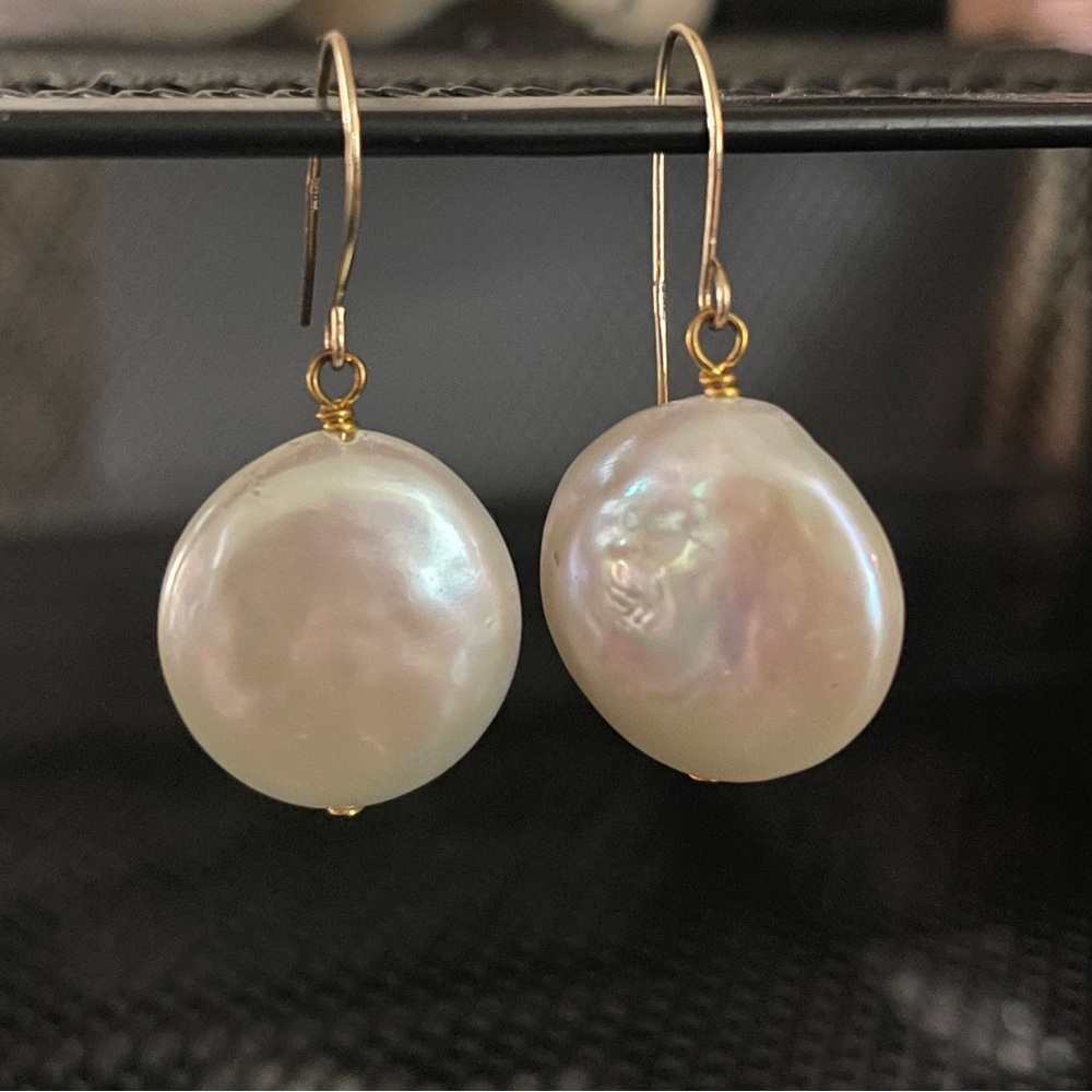 🎉4xHP🎉 REPOSH! Iridescent Freshwater Pearl Coin Earrings w/14k Hooks